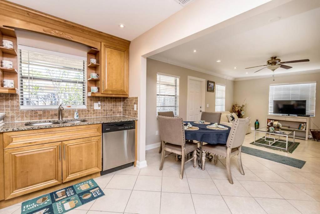 Villa Ocean Vacation Breeze Lantana Esterno foto