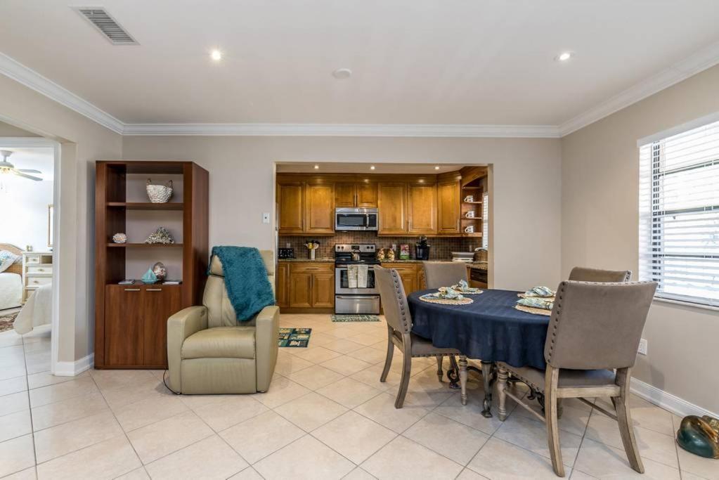 Villa Ocean Vacation Breeze Lantana Esterno foto